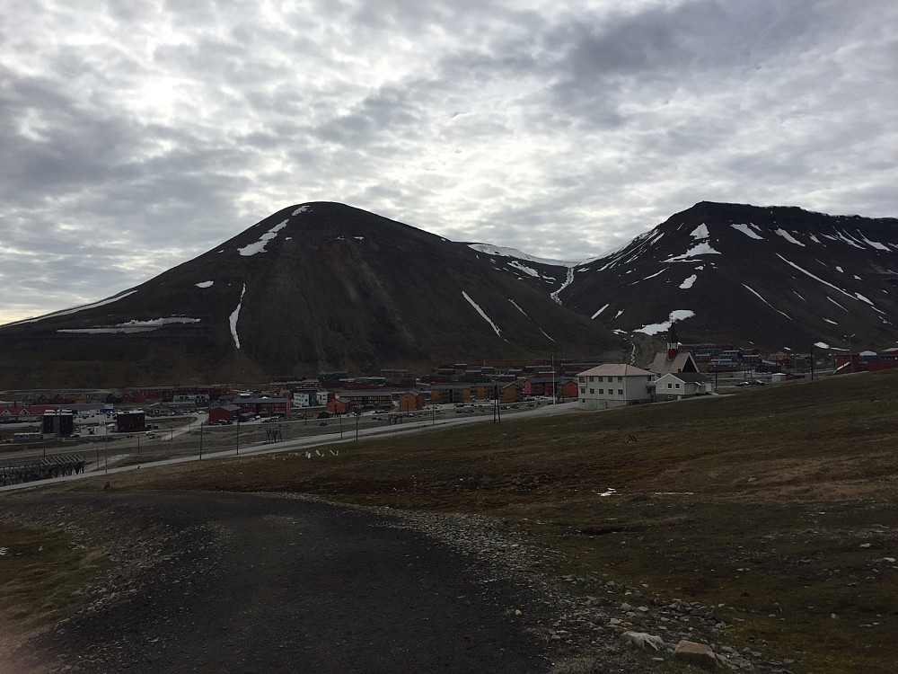Fra starten oppover med Longyearbyen og kirka. Sarkofagen bak til høyre.