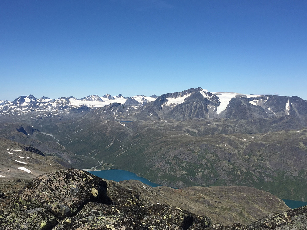 Flott utsikt innover i Jotunheimen. Her fra Semeltind venstre i bildet til Surtningsue i høyre kant.