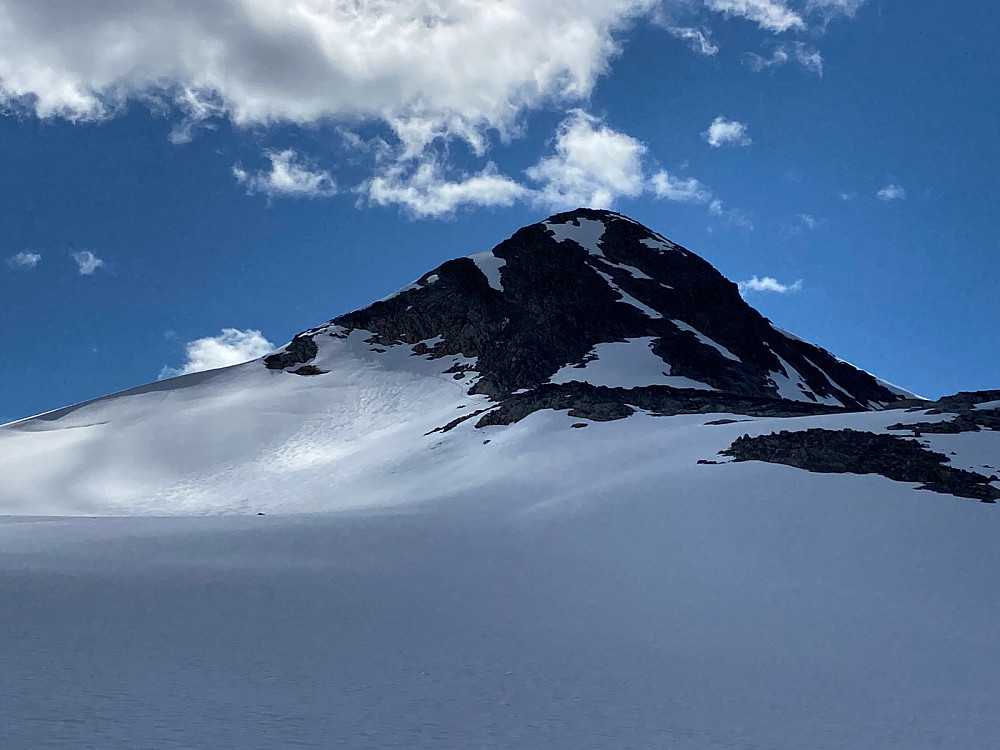 Tilbakeblikk mot Vestre Høgvagltind. Veldig bratt der vi ser sporene våre i toppen av breen og opp til ryggen.