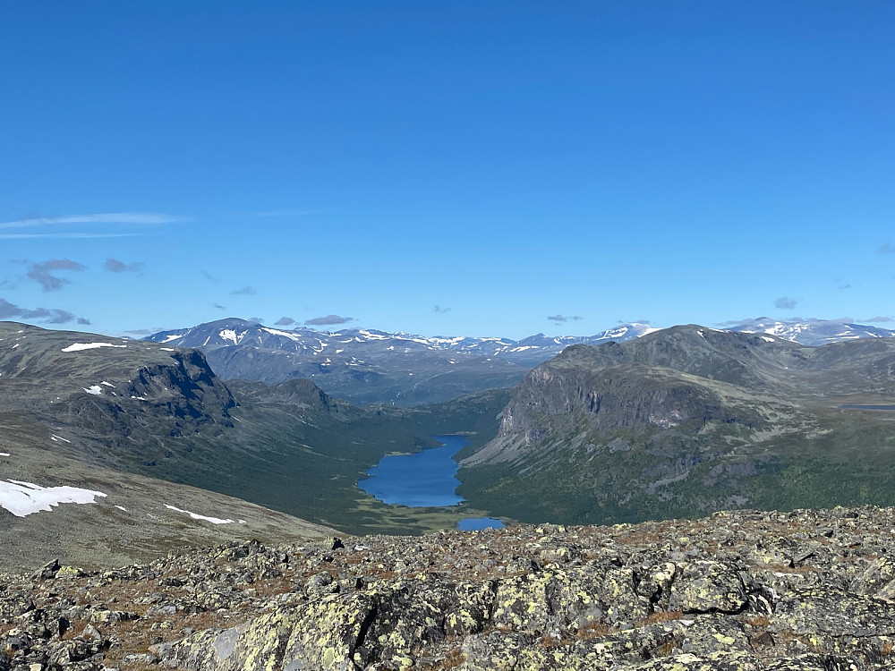 Flott utsikt med Sikkilsdalsvatnet og Sikkilsdalshø. Besshø og glittertind bak med flere av Jotunheimens topper