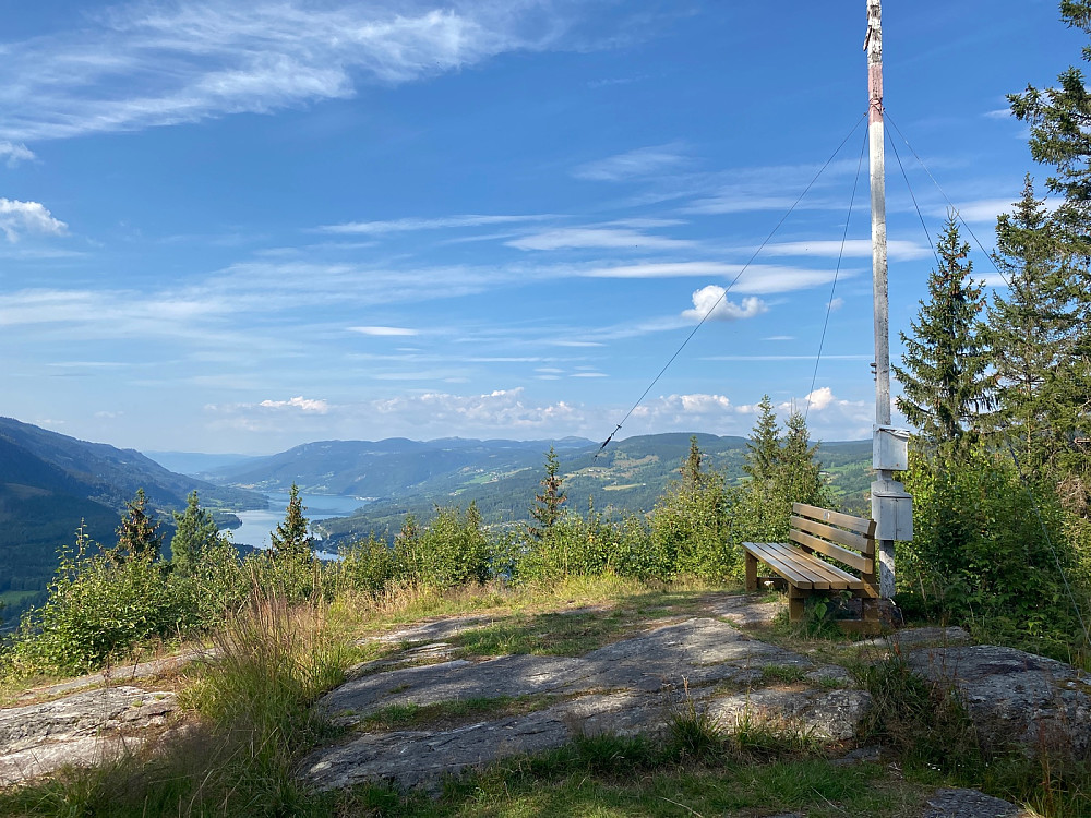 Benk på toppen og fin utsikt nordover Gudbrandsdalen