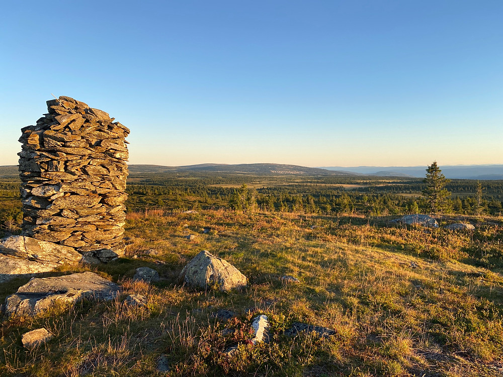 Varden på Storhaugen med Hafjelltoppen bak
