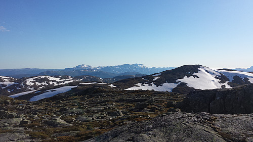 Blåfjellet til høyre. I bakgrunnen ses fra venstre Veslehesten, Storehesten og Blægja.