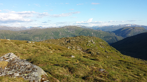 Tjønnefjell fremst, Eikåsnipa og Viefjellet bakenfor. Bak Eikåsnipa ligger Sandegga og Svarteknibba