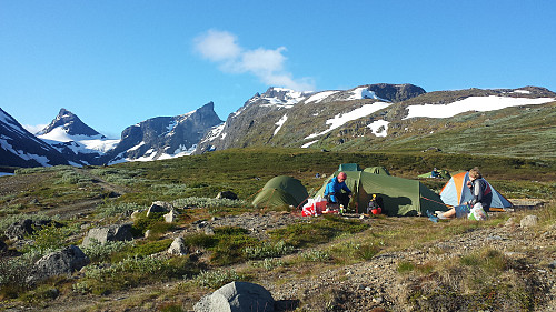 Frokost ved teltplassen i Ringsdalen. Flott innover mot Midtre og Store Ringstind. Nordre Soleibotntind og Lauvnostind til høyre i bildet.