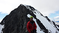 Einar på ryggen mot Nordre Soleibotntind. Store i bakgrunnen.