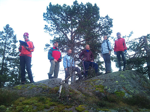 Tante Hanne, onkel Knut, Hilde, Mari, Guro og far på toppen av Trettekollen