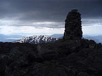 Toppvarden på Sydpolen, med Sveningen i bakgrunnen