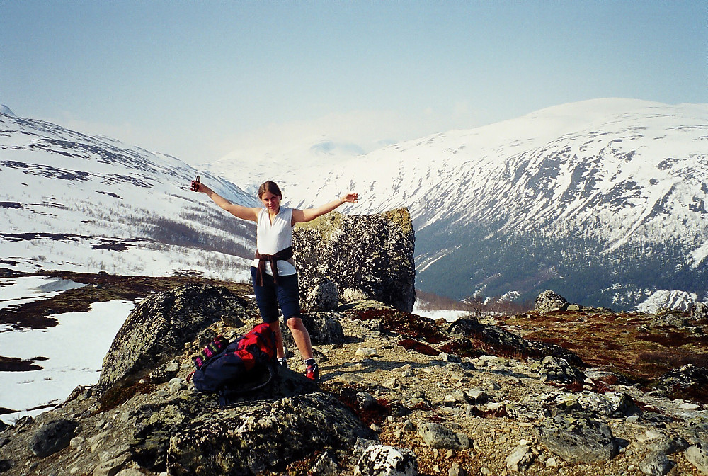 30.04.2000 - Velfortjent pause litt vest for Skriduhaugen (1205) etter 600 høydemeter opp gjennom skogen fra Lundadalen, som ses nede til høyre.