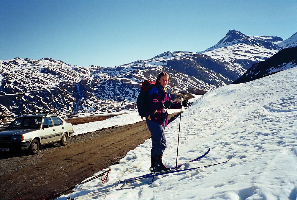 14.05.2000 - Start fra grusveien ved inngangen til Ringsbotn/Ringsdalen. Litt til venstre for Gretes sekk ligger Turtagrø.