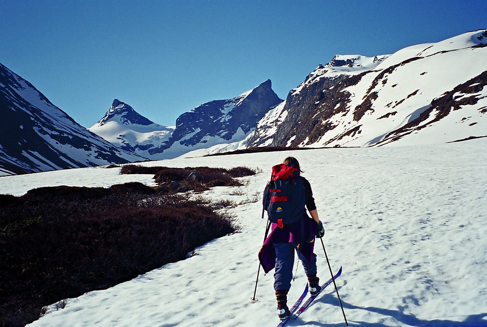 14.05.2000 - På vei oppover den vakre Ringsdalen, med 2 av dagens mål ruvende i bakgrunnen: Midtre Ringstinden (2025) til venstre, og Store Ringstinden (2124) midt i bildet.