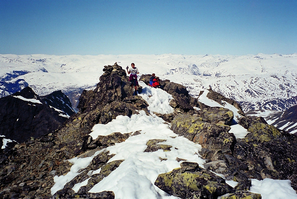 14.05.2000 - Grete på toppen av Store Ringstinden (2124) i et praktfullt vårvær.