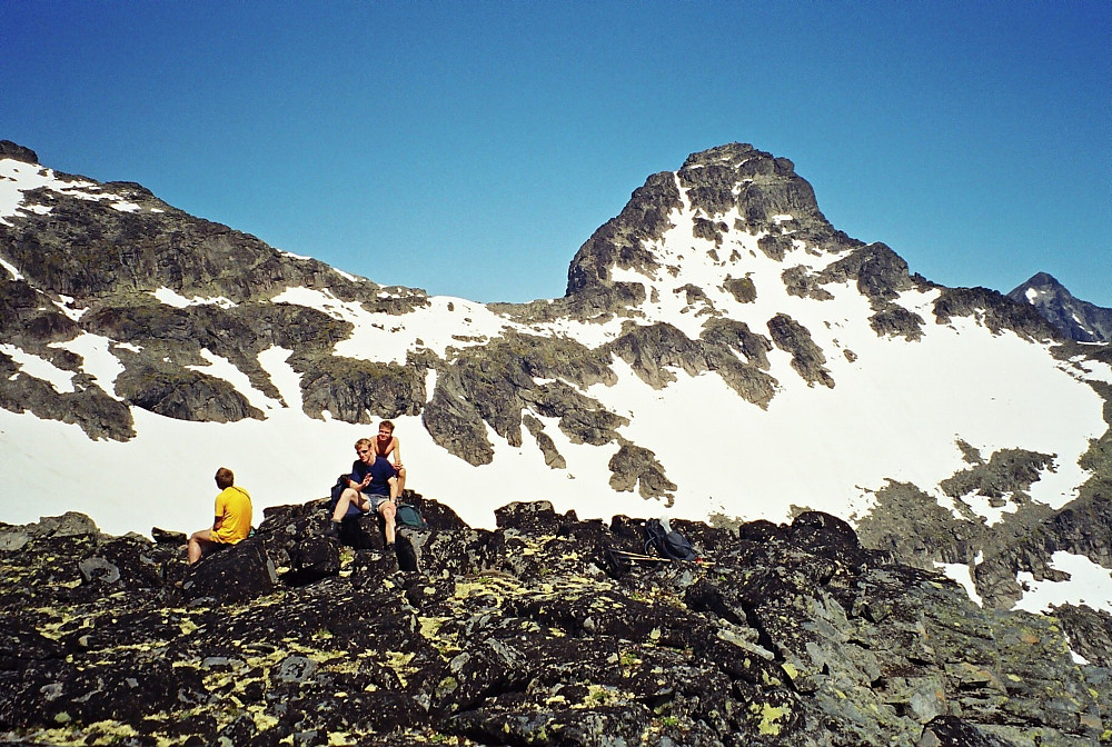 22.07.2000 - Gutta slapper av på Søre Langedalstinden (2030). Til høyre venter Mesmogtinden (2264) på oss. Lengst til høyre i bildet stikker Store Knutsholstinden (2341) opp.