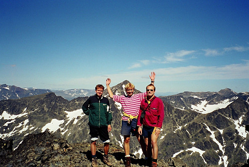 22.07.2000 - På toppen av Mesmogtinden (2264). Knutsholstinder nærmest i bakgrunnen. Utsikt mot nordøst.