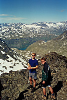 22.07.2000 - Hans Petter og Johan Kristian på Mesmogtinden (2264). Utsikt nordover. 