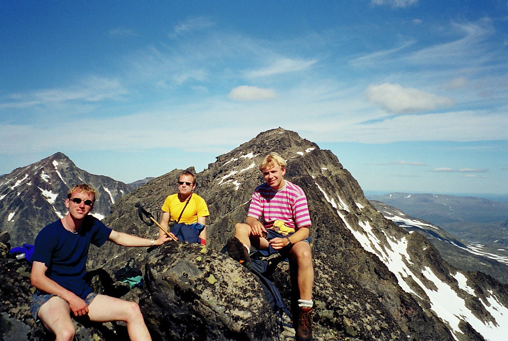 22.07.2000 - På toppen av Langedalstinden (2206). Bak, midt i bildet, er Mesmogtinden (2264). Helt til venstre ses Store Knutsholstinden (2341).