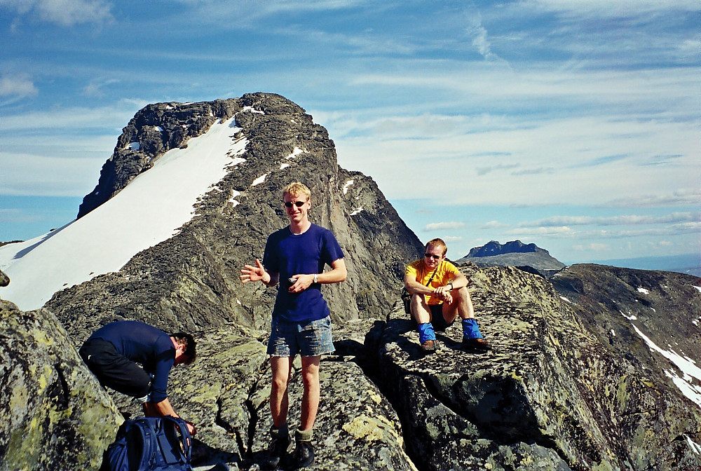 22.07.2000 - Vi er på Søre Svartdalspiggen (2065), med Langedalstinden (2206) bak til venstre. Langt bak til høyre ses Torfinnstindene med sine 3 topper.