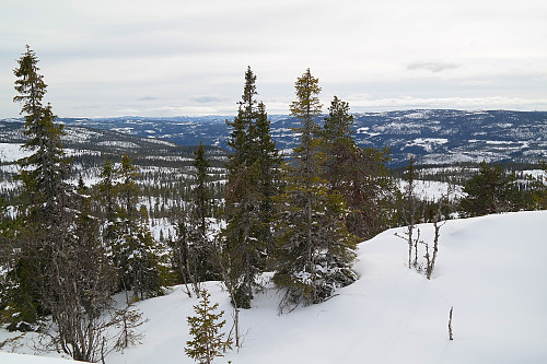 28.03.2015 - Utsikt sørover fra Haustsæterfjellet (881). Det andre Haustsæterfjellet (906) i Etnedal, som ligger noe lenger sørvest, ses til høyre.