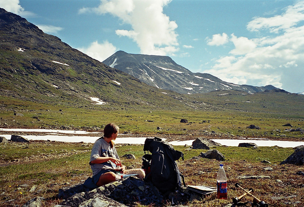 30.07.2000 - Pause langs stien Leirvassbu - Gjendebu. I bakgrunnen venter dagens mål - Semeltinden (2236).