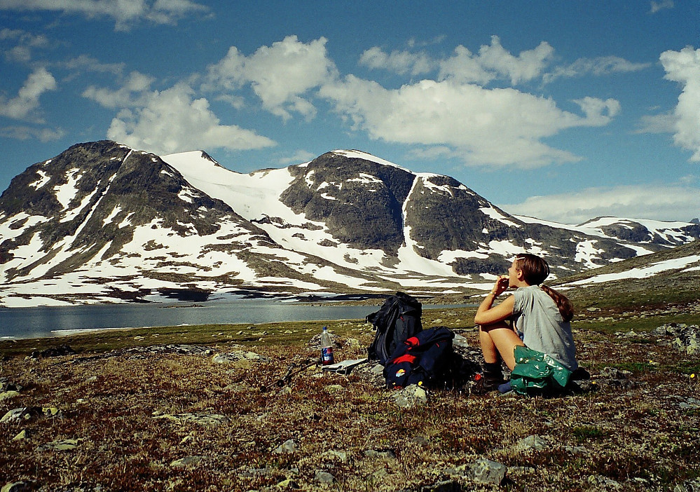 30.07.2000 - Pause ved Langvatnet, som ses til venstre. Bak til venstre er Høgvagltindane (2066).