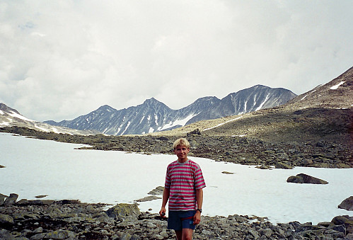 30.07.2000 - Jeg står ved elva Urdadøla, 2 km vest for Semeltinden (2236). Bak ses Hellstugutindan, med Store Hellstugutinden (2346) midt i bildet.