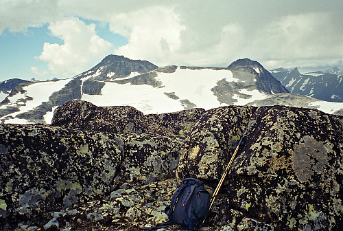 30.07.2000 - Ingen varde på Semeltinden Vest (1978). Bildet tatt mot nordvest. Litt til venstre stiger Visbreatinden (2234) høyt opp.