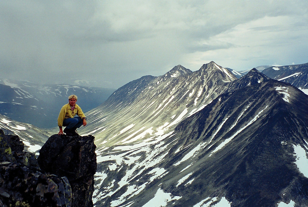 30.07.2000 - Jeg er like ved toppen av Semeltinden (2236), og har Urdadalen og Visdalen bak meg. Til høyre ligger Hellstugutindan på rad og rekke.