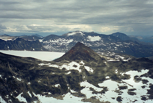 30.07.2000 - Utsikt østover fra Semeltinden (2236). Pyramidetoppen midt i bildet er Hinnåtefjellet (2114). Rett bak den ligger Surtningssue (2368).