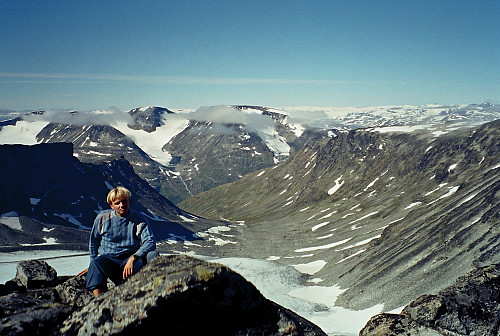 12.08.2000 - Jeg sitter på Ymelstinden S2 (2207). Midt i bildet er dalen jeg nettopp hadde gått oppover.