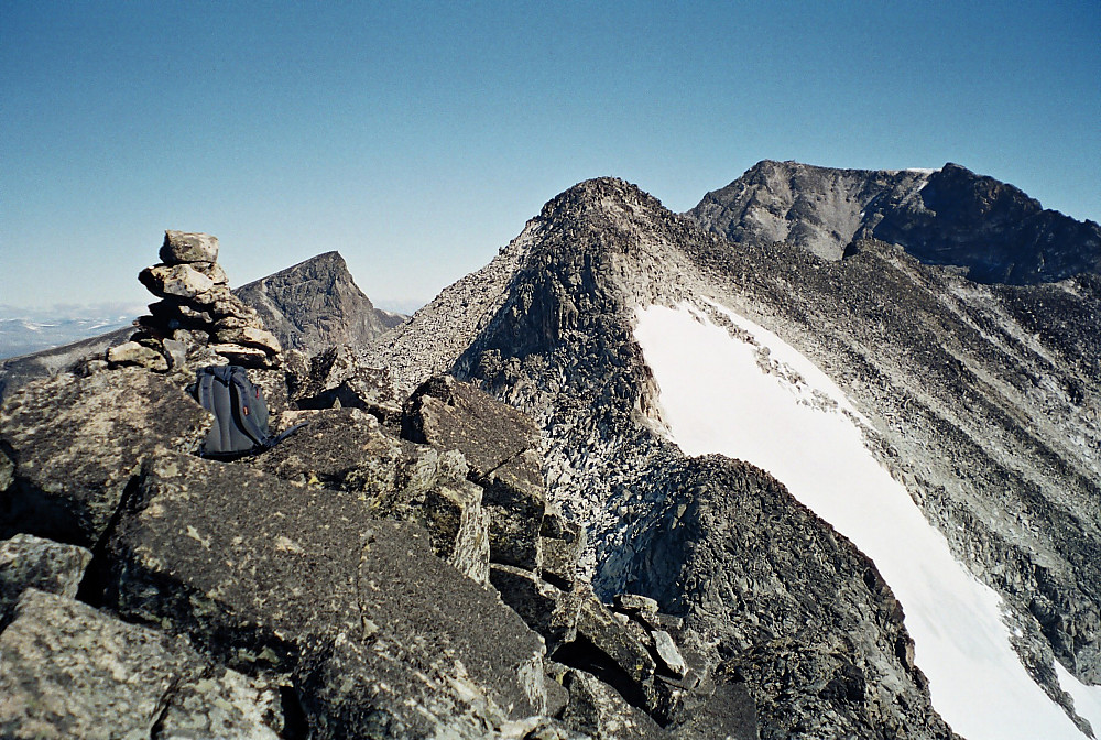 12.08.2000 - På toppen av Ymelstinden (2304). Midt i bildet er Storjuvtinden (2344), med Galdhøpiggen (2469) lenger bak til høyre. Bak til venstre stikker Vesle Galdhøpiggen (2369) opp.