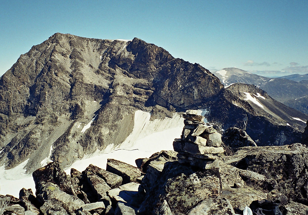 12.08.2000 - Fra toppen av Storjuvtinden (2344) ser vi rett mot Galdhøpiggen (2469). Glittertinden (2460) sniker seg med langt bak til høyre.