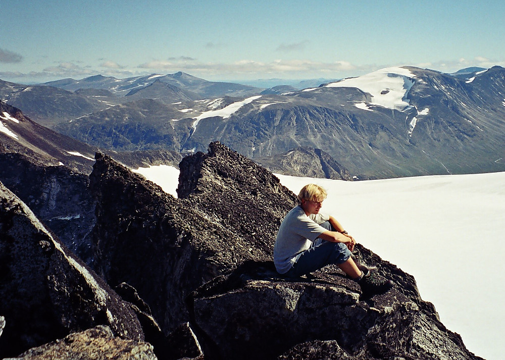 12.08.2000 - Utsikt østover fra Storjuvtinden (2344). Det store fjellet til høyre med isbre er Leirhøe (2330).