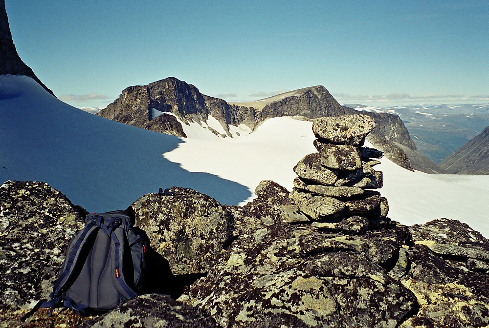12.08.2000 - I forgrunnen er toppvarden på Søraustre Skardstinden (2190). I bakgrunnen er Bakarste Storgrovhøe (2259) litt til venstre, med Fremste Storgrovhøe (2253) litt til høyre.