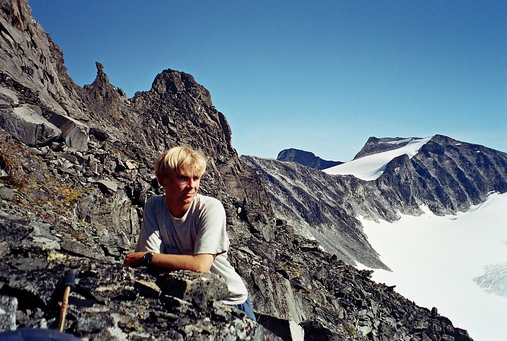 12.08.2000 - Jeg står i fjellsiden oppunder sørveggen på Nåle (2310). Rett over meg ses Søraustre Skardstinden (2190), som var toppen jeg kom fra. Bak til høyre er Tverråtindan (2309).