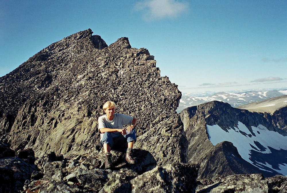 12.08.2000 - Jeg sitter på toppen av Nåle (2310), med Skardstinden (2373) bak meg.