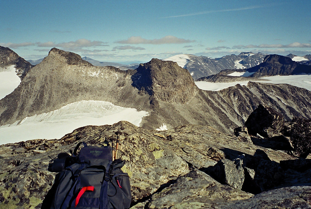12.08.2000 - Utsikt mot sørøst fra toppen av Nåle (2310). Til venstre er Storjuvtinden (2344), mens Ymelstinden (2304) er midt i bildet.
