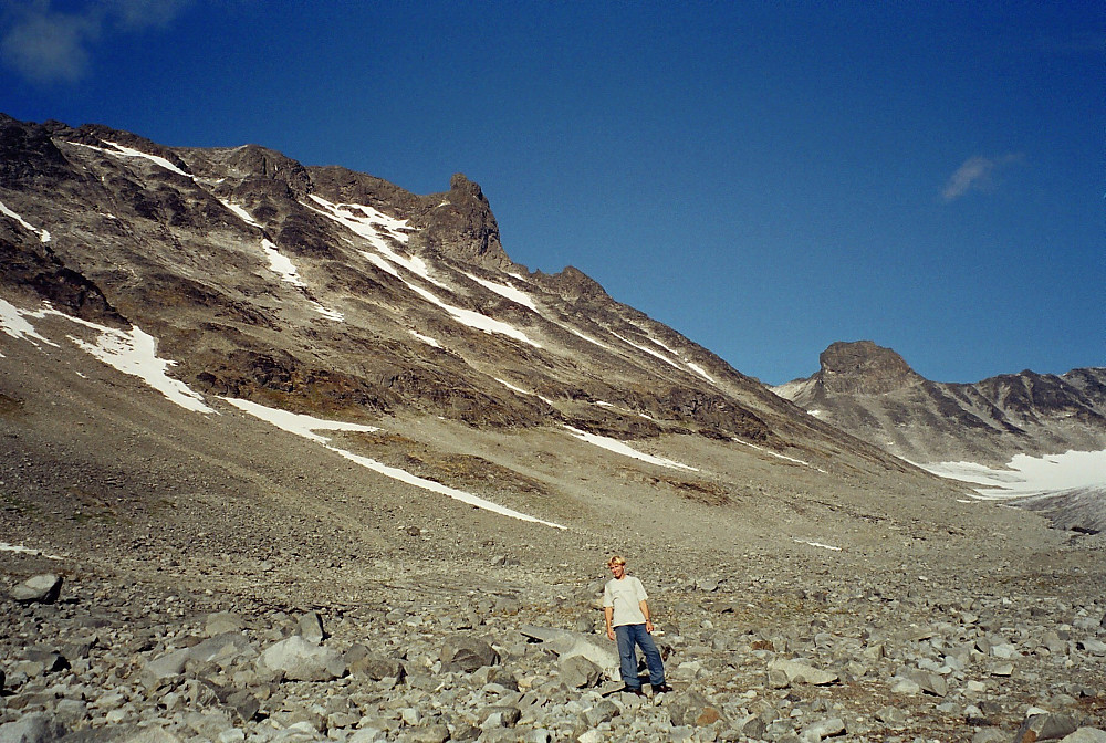 12.08.2000 - Nede i dalen langs Nørdre Illåe, på vei vestover og ned til Leirdalen. Oppe til venstre er Skardstinden (2373), med Nåle (2310) nokså midt i bildet. Bak til høyre ses Ymelstinden (2304).