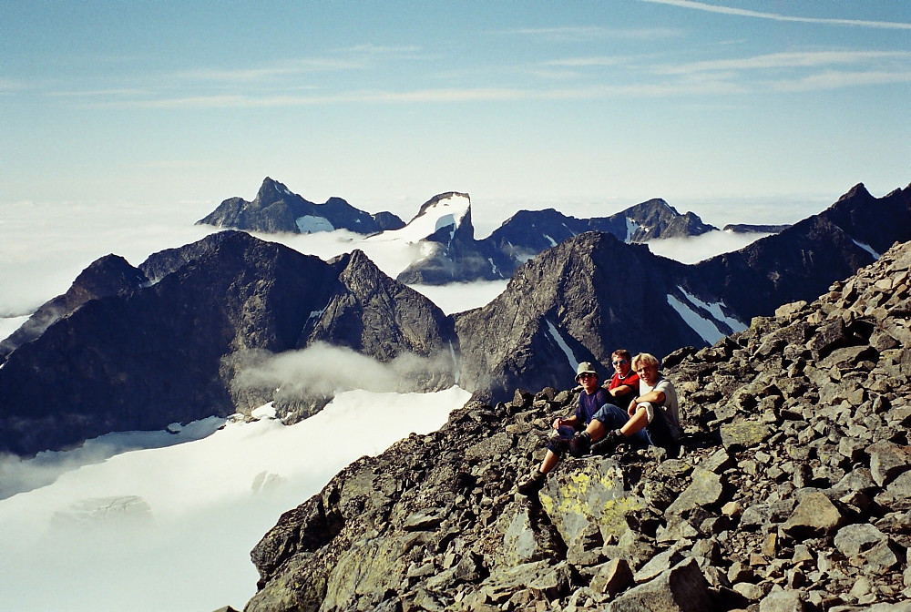 05.09.2000 - En liten pause under oppstigningen i sørflanken på Storen. Den vestre delen av Hurrungane er i bakgrunnen.