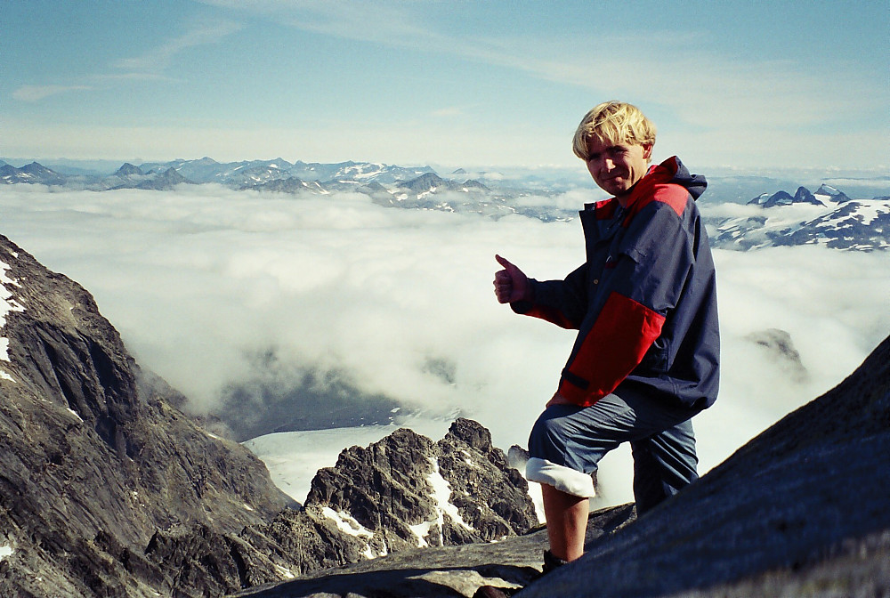 05.09.2000 - Yes! Storen / Store Skagastølstinden (2405) i boks! Nørdre Maradalstinden (2160) blir liten langt der nede.