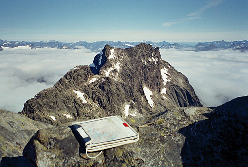 05.09.2000 - På toppen av Store Skagastølstinden (2405), mot Styggedalstindane (2387). 