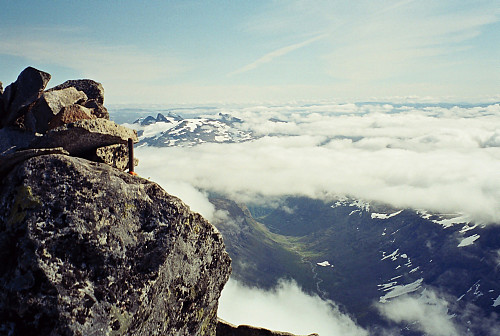 05.09.2000 - Toppvarden på Storen (2405) til venstre. Langt der nede til høyre, under et skydekke i oppløsning, ligger Midtmaradalen.