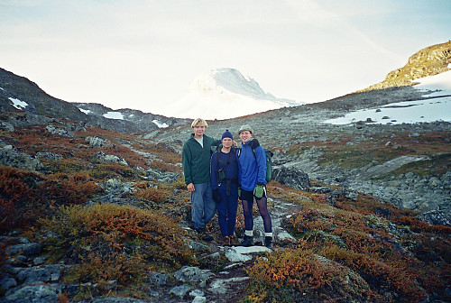 13.09.2000 - Vi står ved elva Tverråi, 3 km sør for Sota Sæter. Bak venter Tverrådalskyrkja (2088) i vinterdrakt.