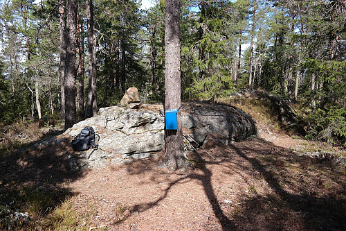 22.04.2015 - Postkassa og toppvarden på Viktjernhøgda (331).