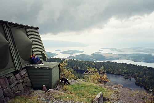 17.09.2000 - På Gyrihaugen (682). Utsikt sørvestover mot Tyrifjorden.