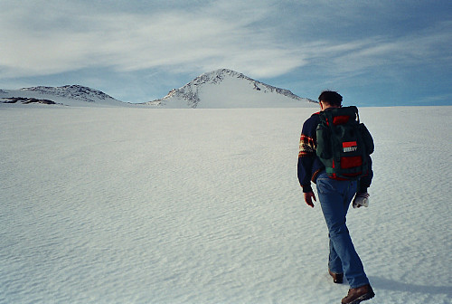 21.09.2000 - Vi vandrer oppover Høgvaglbreen med kurs for Austre Høgvagltinden (1916), som er utenfor bildet til venstre. Midt i bildet er Midtre Høgvagltinden (2066).
