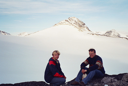 21.09.2000 - Vi tok en pust i bakken rett før vi nådde Austre Høgvagltinden (1916). På andre siden av breen ses Vestre Høgvagltinden (1967).
