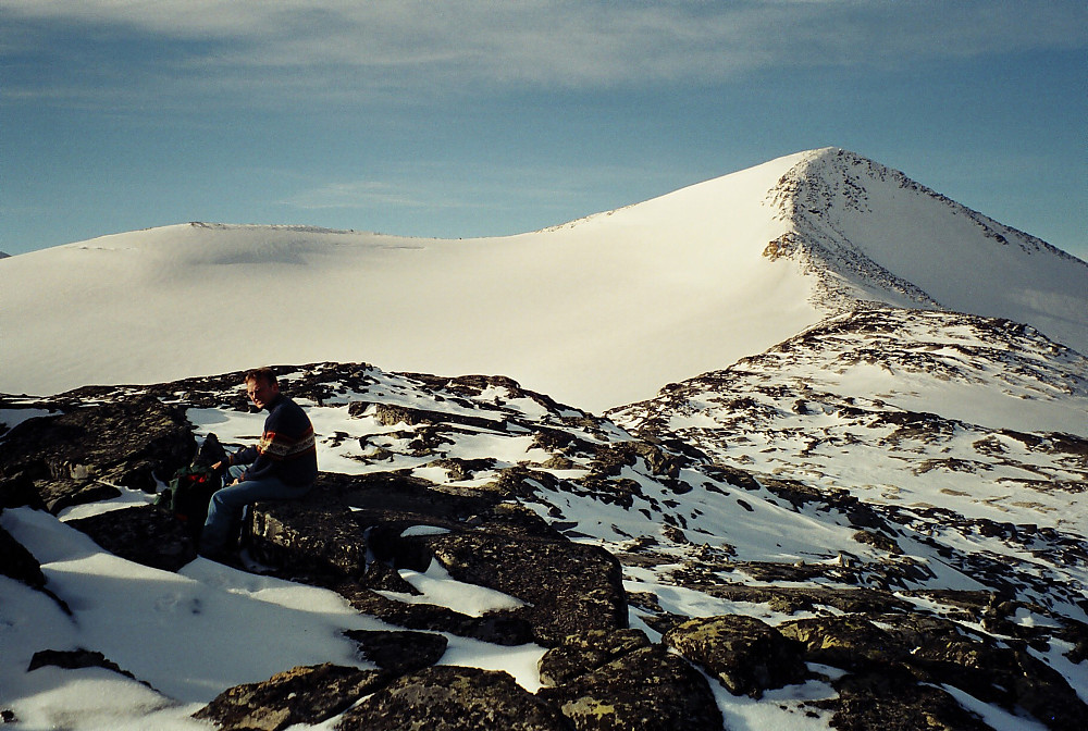 21.09.2000 - Pause på Austre Høgvagltinden (1916). Her er det et islag på snøen rundt oss, så vi var avhengig av å gå på steinene for å komme trygt fram. Oppe til høyre er Midtre Høgvagltinden (2066). 