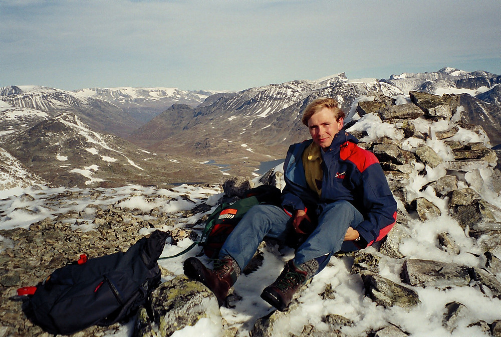 21.09.2000 - Med toppvarden på Midtre Høgvagltinden (2066) som ryggstøtte. Leirvassbu skimtes bak temmelig nøyaktig midt i bildet.