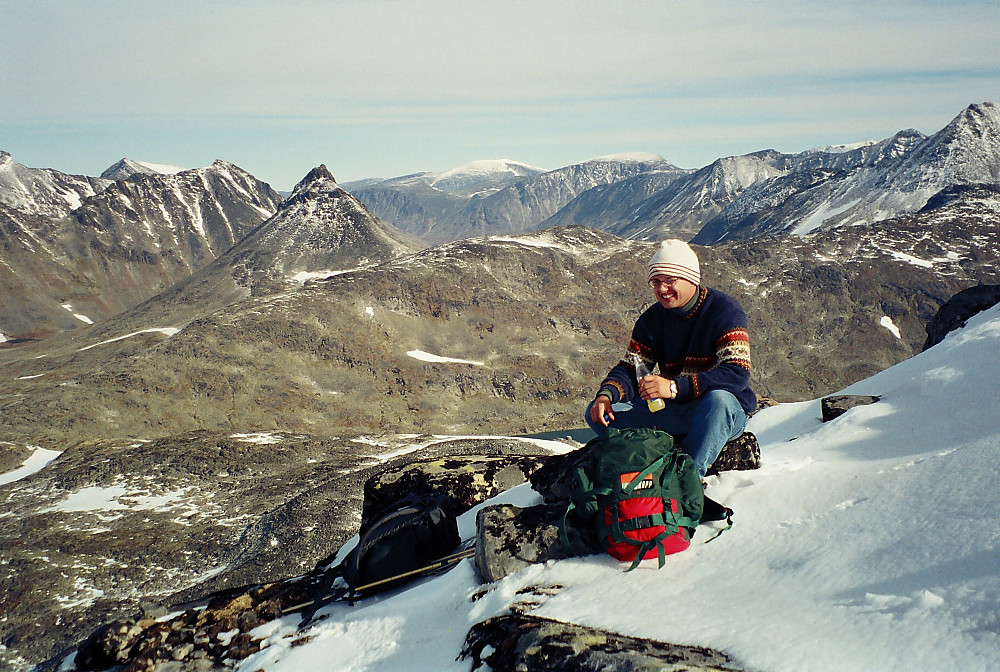 21.09.2000 - Vi sitter like ved toppen av Vestre Høgvagltinden (1967). Utsikt mot nordøst.