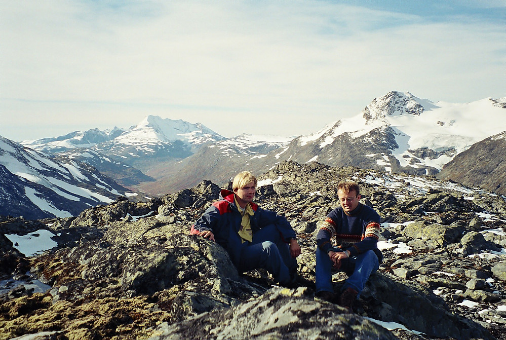 21.09.2000 - På dagens siste topp: Høgvaglhøi Vest (1774). Bak til venstre er Hurrungane, mens Gravdalstinden (2113) er til høyre i bildet.